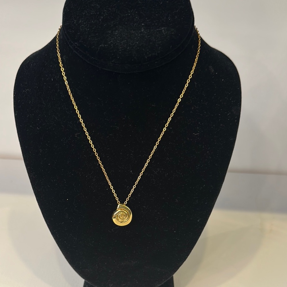 Vintage Shell Necklace - Picture 1 of 5
